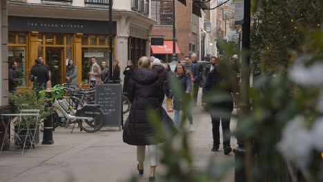 Ziehen-Sie-Den-Fokus-Auf-Eine-Aufnahme-Von-Geschäften-Und-Restaurants-Mit-Menschen-In-Einer-Reihe-In-Mayfair,-London,-Großbritannien